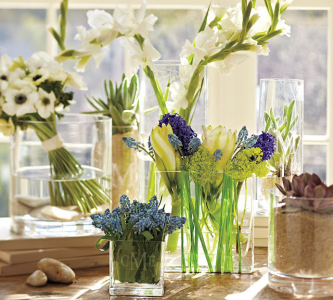 Стеклянные вазы для цветов.
